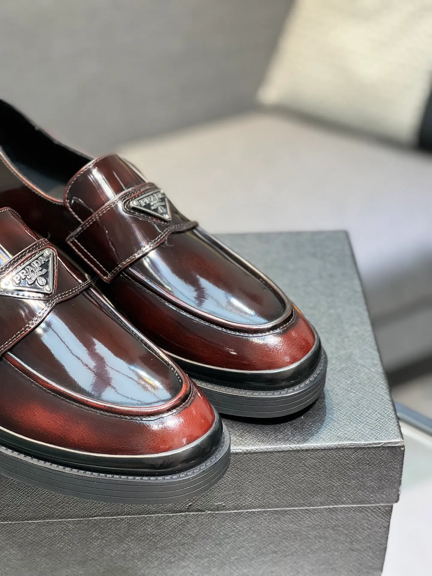 Men's clothing and shoes 💰860 Prada/Prada's new glossy leather loafers are made of open-edge beaded uppers imported from Italy, slip-on loafers style, large piece splicing design, durable and non-deforming, heavy-duty construction, exquisite mark stitching, same material ribbon decoration, blending classic and modern styles, lining with dyed calfskin, standard PRADA logo cowhide feet, original ultra-light matte texture and embossed leather outsole, light and not tired, excellent shock absorption effect, full foot comfort! Size: 39-44 (customized at 38.45)